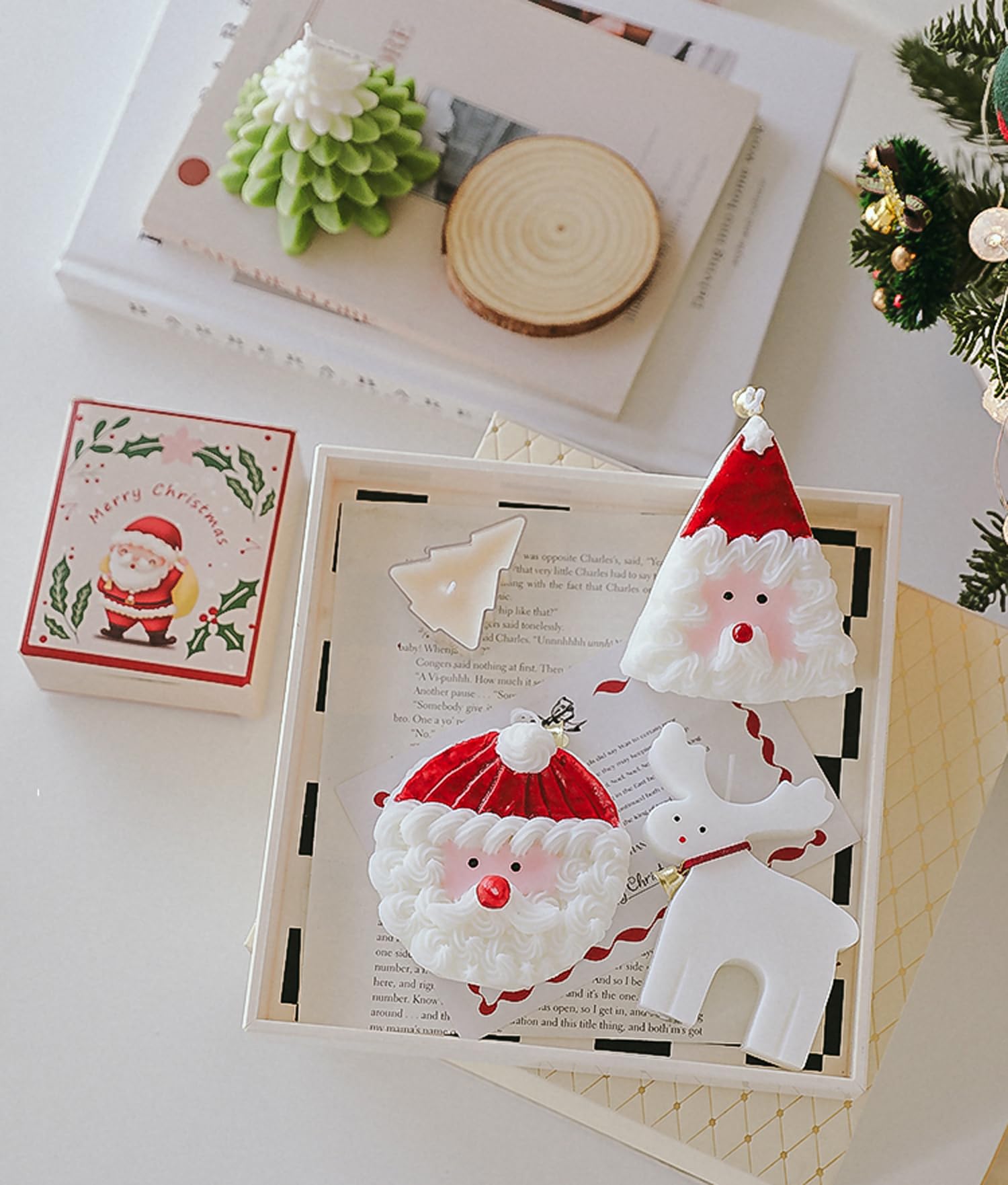 Christmas Cake Scented Candle,110G Handmade Aroma Soy Wax Santa Claus Decorative Candle T-shin